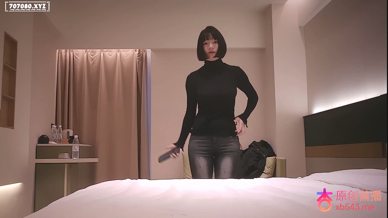 杏吧老登EP4-今天约前凸后翘的短发御姐，带了身凸显身材的情趣装让她穿上玩儿。御姐警惕性很强20260219