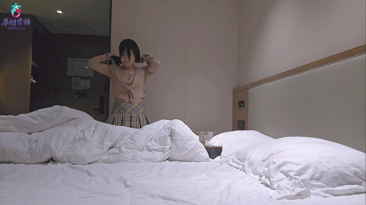 杏吧木木EP1-今天约刚满18岁的嫩妹,刚下海还不熟练,樱桃小嘴口的有点受不了_20260610